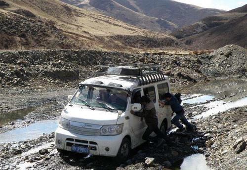 『豪车』川藏线上被遗弃的“豪车”,为啥无人敢回收?当地人:我们又不傻