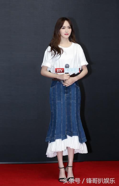 唐嫣为博热度拼了，一袭白裙在上身划个开口就穿出来，看得人脸红