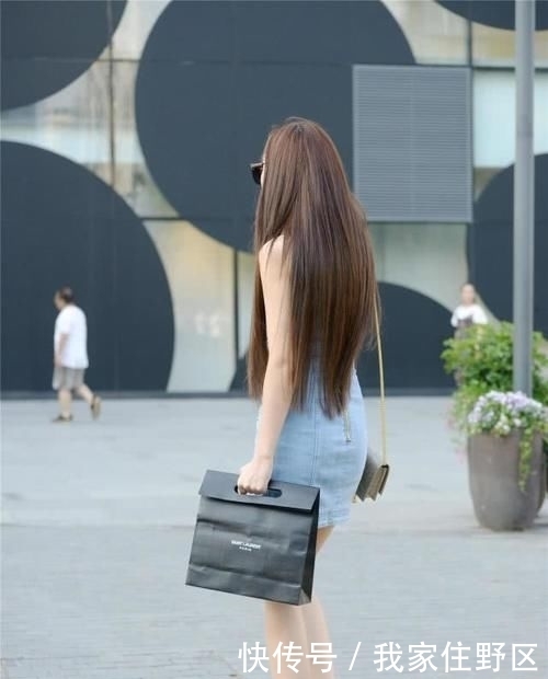 『姑娘』牛仔连衣短裙搭配银色尖头细高跟,相撞出来的火花,燃起时尚魅力