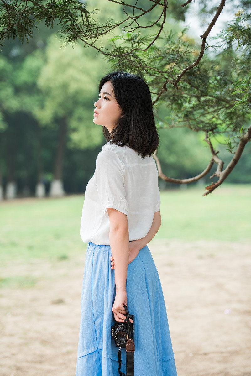 穿白衬衫的短发素颜大眼女孩写真