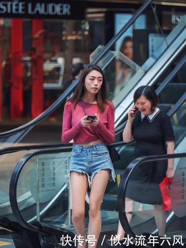 看起来|街拍:小姐姐一双竖条纹款式的高跟鞋,看起来非常的有性感的韵味