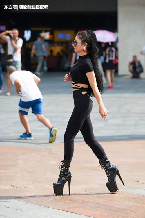 街拍：图1时尚美女，短裙配丝袜，图6美女厉害，这高跟鞋太离谱