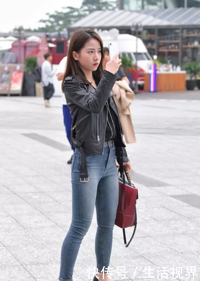  休闲@时尚休闲又得体，牛仔裤穿搭让造型充满帅气感