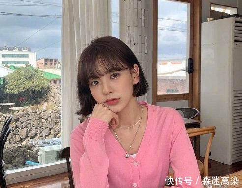 搭配一■短发小姐姐的日常穿搭,百搭西装外套和甜美碎花,打造今年最流行