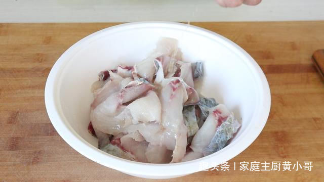  「详细」爱吃水煮鱼不会做，大厨详细教你做法步骤，20块钱本钱够全家人吃