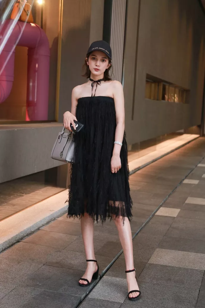 街拍:小姐姐精致的打扮完美展示了曲线身姿,特别有魅力!