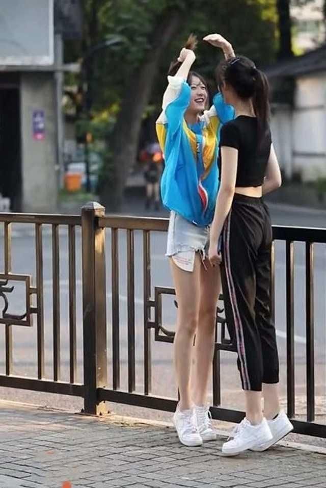  「喇叭裤」街拍: 靓女白色喇叭裤搭配高跟鞋, 很有女人味