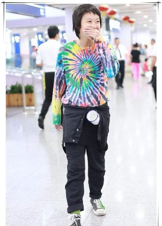 搭配黑洞：窦靖童的裤子又刷三观！网友喊话王菲：你不管管吗？