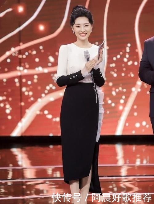  「下半身」周涛52岁美出新高度，扎高马尾配开叉裙太显嫩，时髦度不输00后