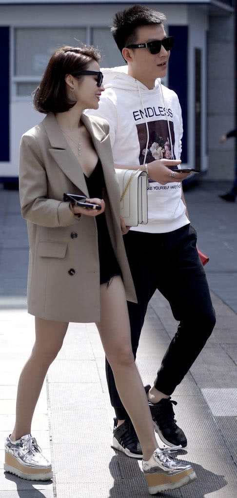 气质女神下身热裤消失，秀出修长纤细的美腿