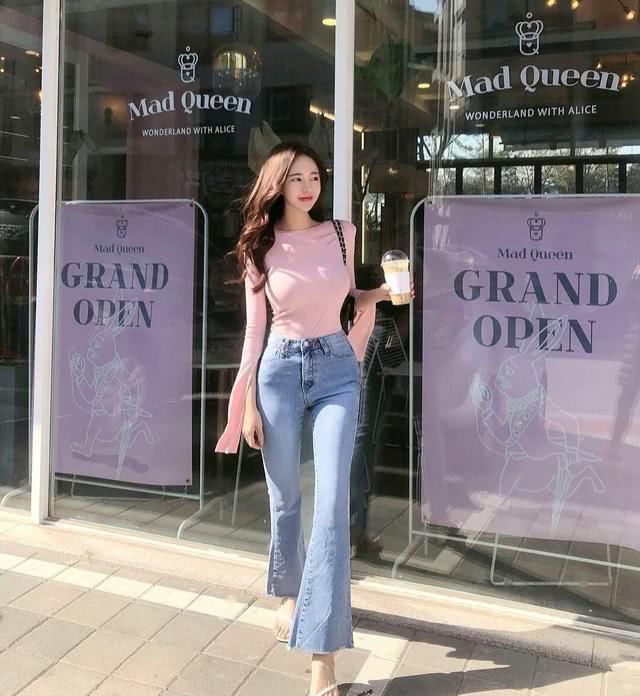  凹出：牛仔裤美女的时尚，凹出最美九头身比例