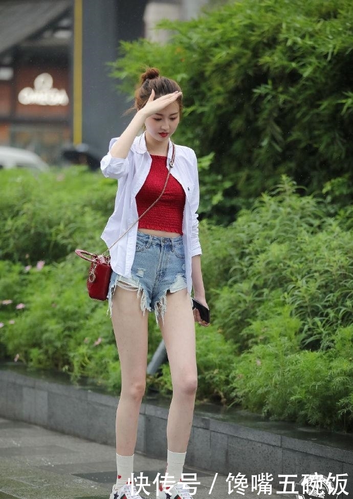 「 举止」举止优雅的热裤小姐姐, 有人为她挡雨吗，街拍