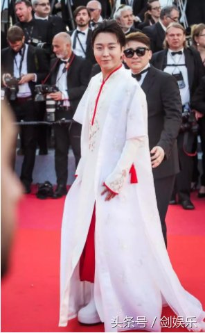 李玉刚首战戛纳 穿“百蝶衣”走红毯 简直惊艳了众人!