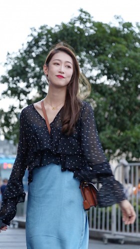 路人街拍，小姐姐肌肤非常的白皙，身材也是非常的丰满动人