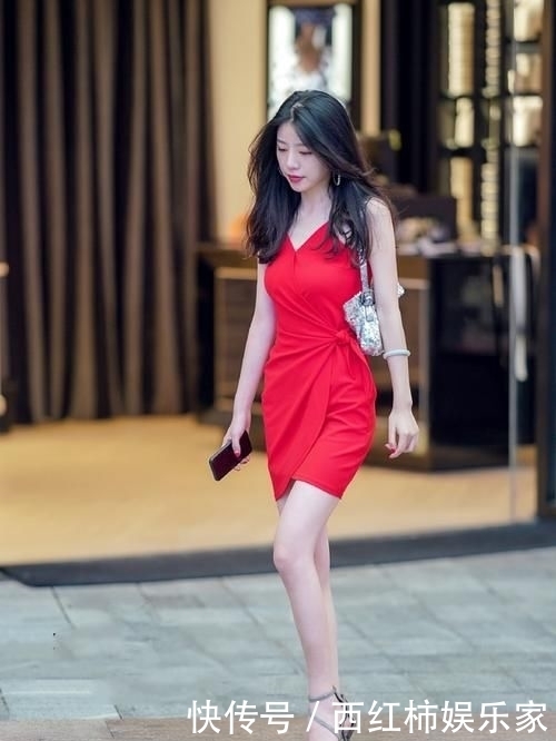 「瞬间」街拍:瞬间拉长身高比例还得看小姐姐的裙装,好气质穿出来!
