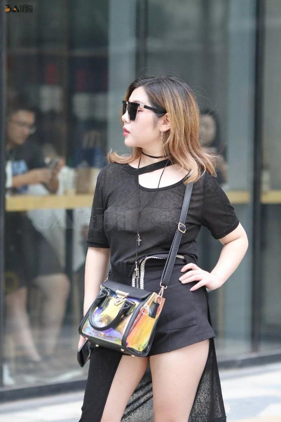 街拍:好自信的大姐