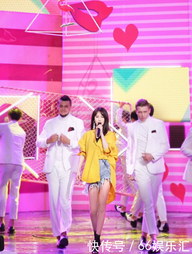 李菲儿登台献唱，热裤大秀“漫画腿”，网友：身材吊甩杨颖几条街