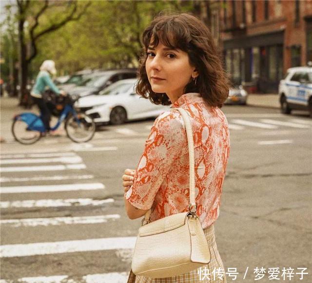 「俏皮可爱」女人过了40岁,发型该换了!2020年很火的4款“短发”,时髦优雅