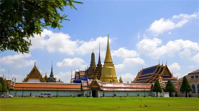 去泰国游玩，为啥女孩递过来的手帕不能碰？听听导游怎么说