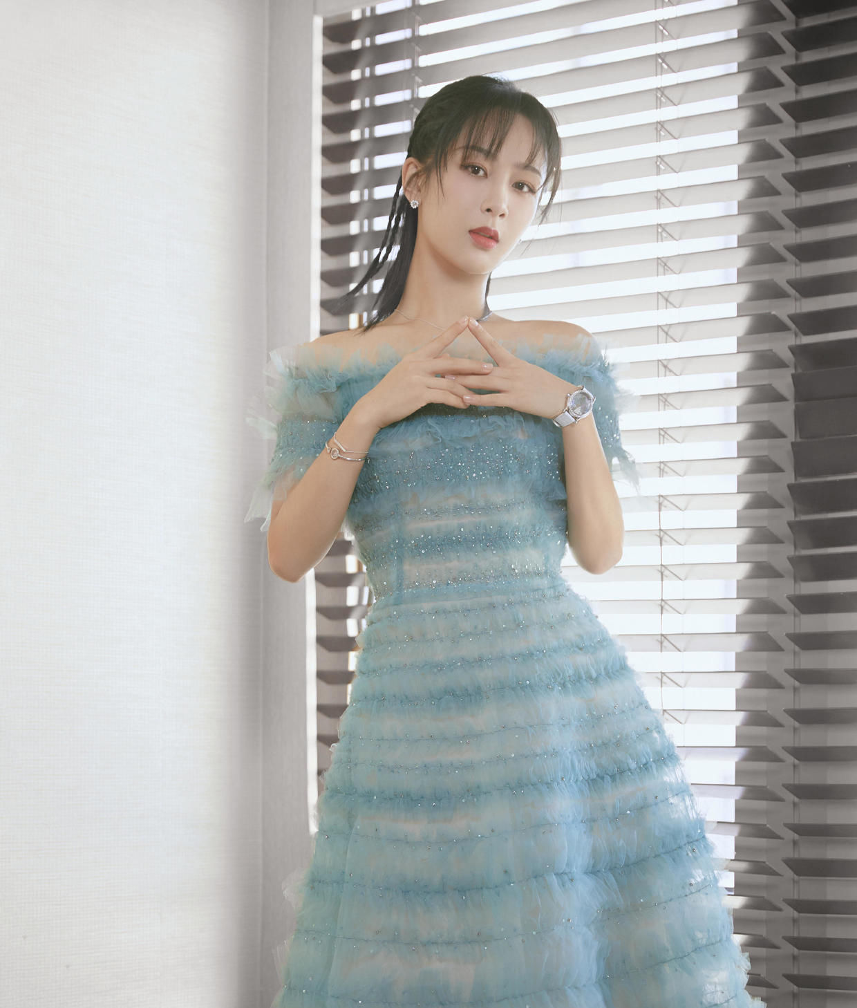 『身穿』杨紫身穿糖果色西装搭配微卷短发,甜美又衬托气质!