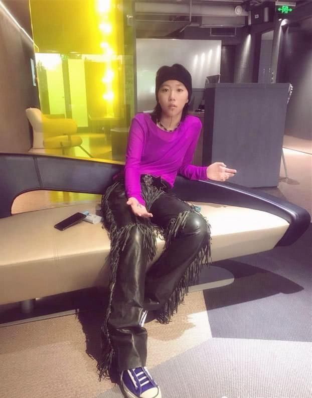 窦靖童终于“不一样”？粉色透视配皮裤女人味十足，网友：挺有料