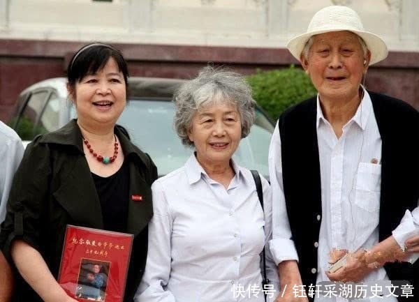 机要秘书张玉凤与李敏、李讷、毛新宇的合影照，晚年的她气质优雅