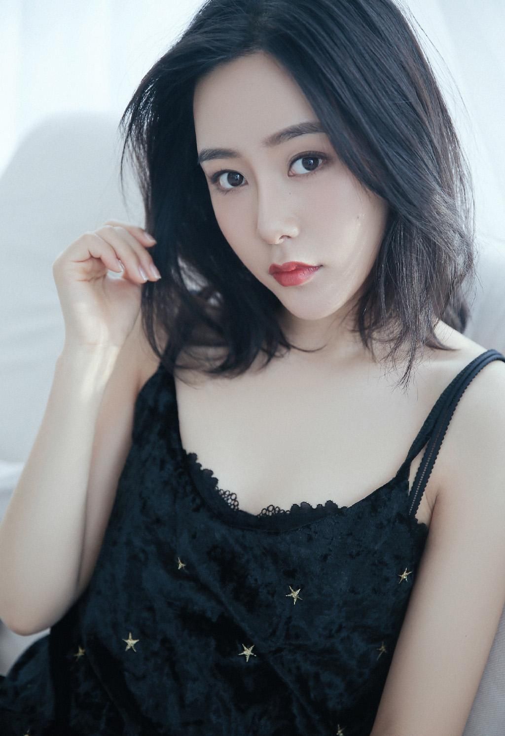 极品少妇美女吊带睡衣风情诱惑写真