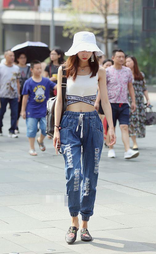 街拍：美女超“紧”牛仔裤，都能硬穿进去，很会抢风头！
