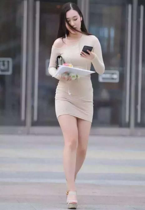 街拍: 微胖的漂亮小姐姐, 米色紧身裙展示万种风情