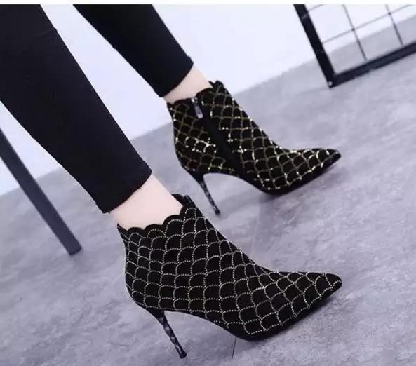 高跟鞋的神奇在于，它让女人变的柔和温软