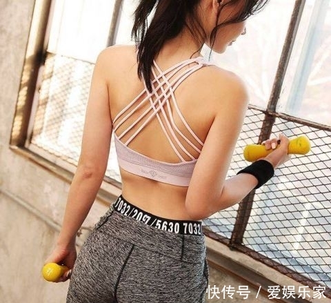 『 底裤』尽显小姐姐的青春姿态!,紧身打底裤:干净明朗的打扮