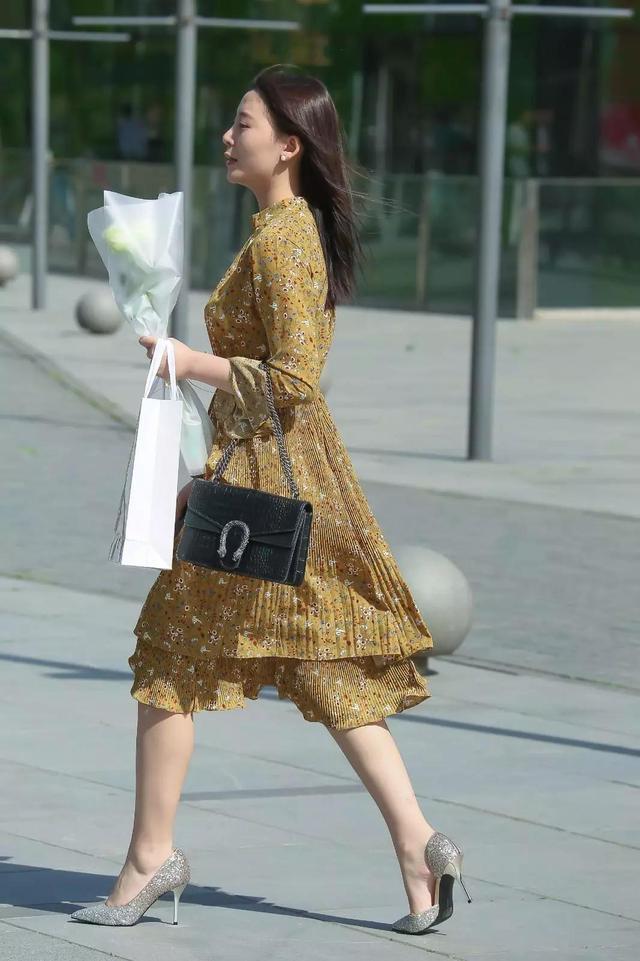 小姐姐|街拍:活泼开朗的小姐姐,优雅个性衬托女性气质美