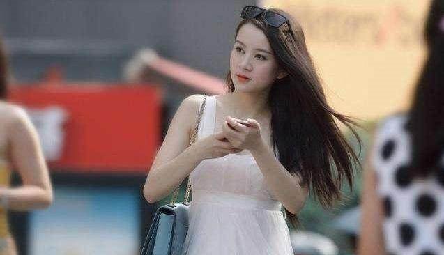 马路杀手之重庆街拍 随便一个都秒掉好些个明星, 小姐姐的短裙太