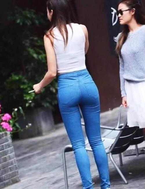 街拍: 小姐姐一袭白色蕾丝连衣裙，走在大街上十分的性感无比！