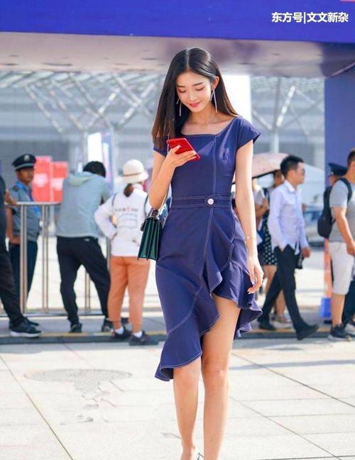 街拍：牛仔裤版型紧身大气不紧绷，显出迷人小蛮腰，穿上更显高挑