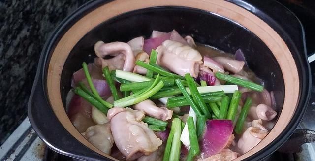  「家常菜」砂锅里倒进10块钱粉肠、原来这么好吃、家常菜做法、超简单