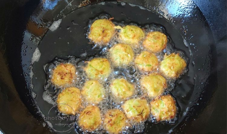  『萝卜』萝卜丸子好吃有窍门，10多分钟做1盘，外酥里软，比肉丸子都香