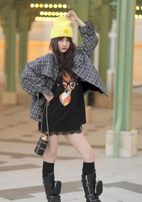  「就能够让」早就说马丁靴out了，这双＂耳机靴＂才是爆款，配短裙巨显腿长