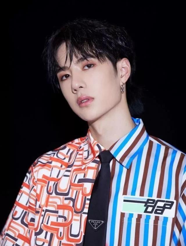 卸了妆的王一博和鹿晗，一点都不娘