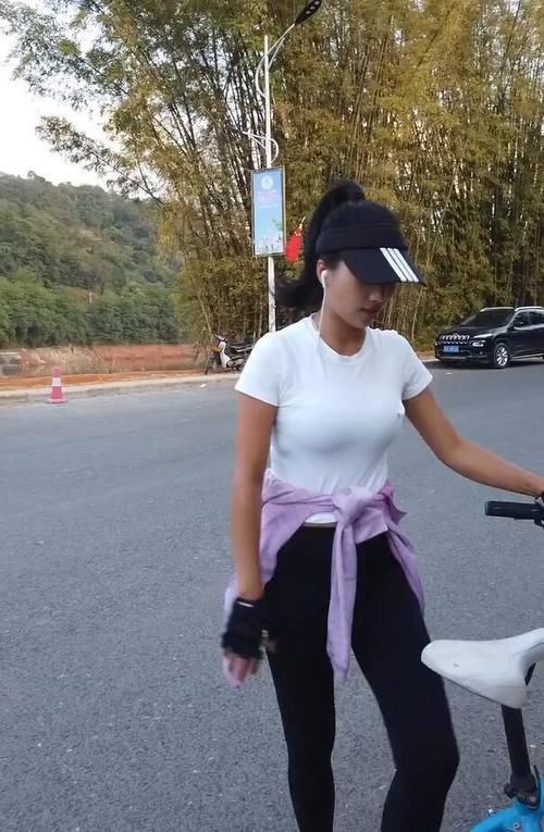 「 美女网红」穿上T恤 瑜伽裤,外表鲜明抢镜!,户外的运动系女神