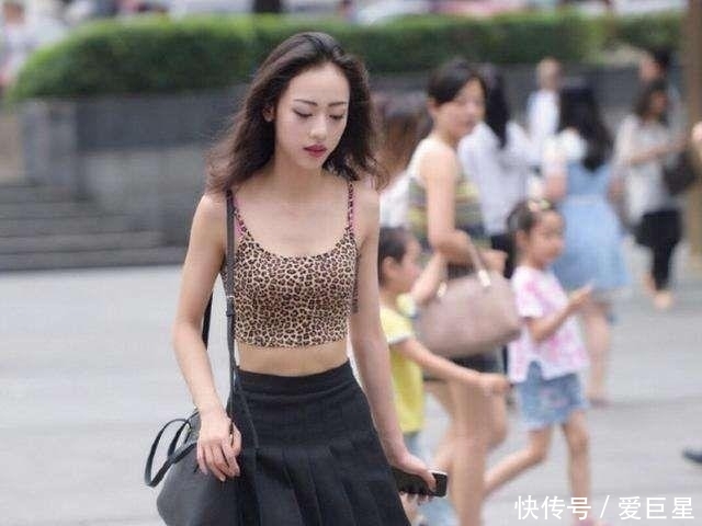  #穿搭#摄影小姐姐一件黄色的紧身背心，无袖的设计突显了好身材