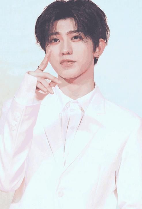 朱正廷蔡徐坤同穿西装，谁是小奶狗谁是小狼狗，一目了然！