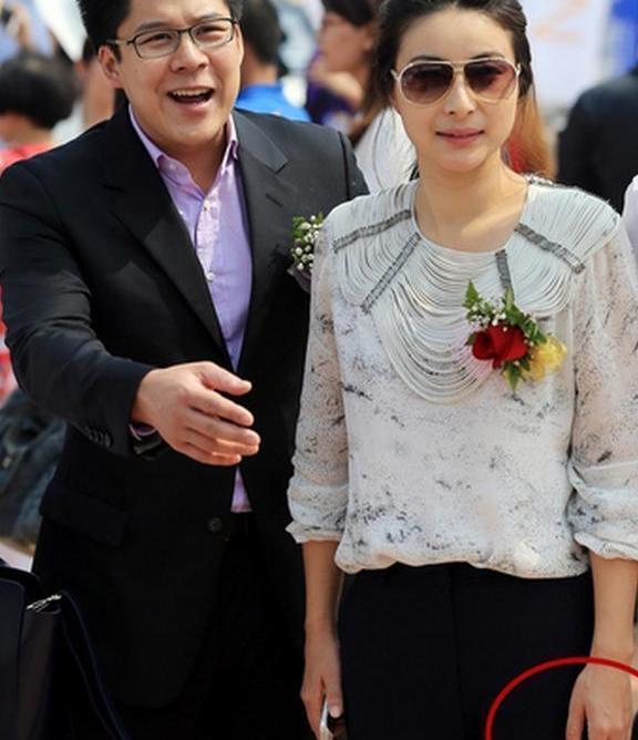 郭晶晶穿“人鱼裙”太惊艳，霍启刚秒变小跟班一刻都不敢离开！