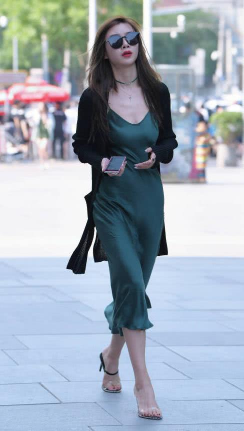 韩国女神深绿色宽松连体裙大显玲珑有致,全身散发十足的女神味