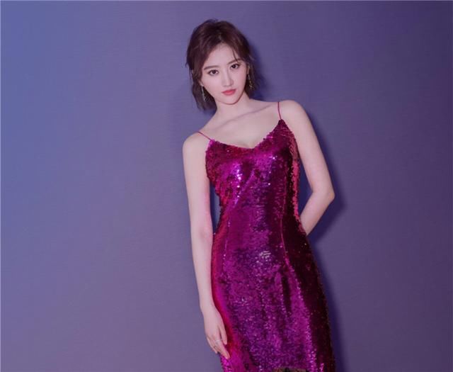 迪丽热巴景甜同穿亮片吊带连衣裙,差距一目了然,网友评论扎心了