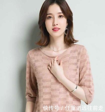 显嫩@妈妈,早春别跟风穿裙子,这几款小衫+半裙太显嫩,照着穿准没错