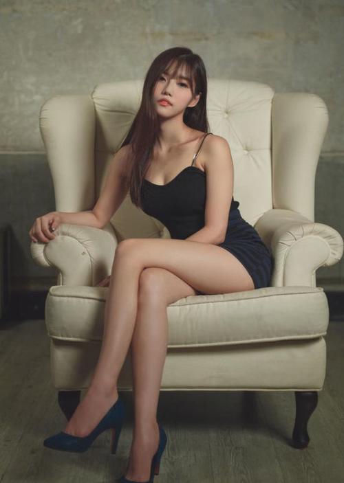 肤白貌美的小姐姐，紧身包臀裙勾勒出曼妙曲线，靓丽又优雅