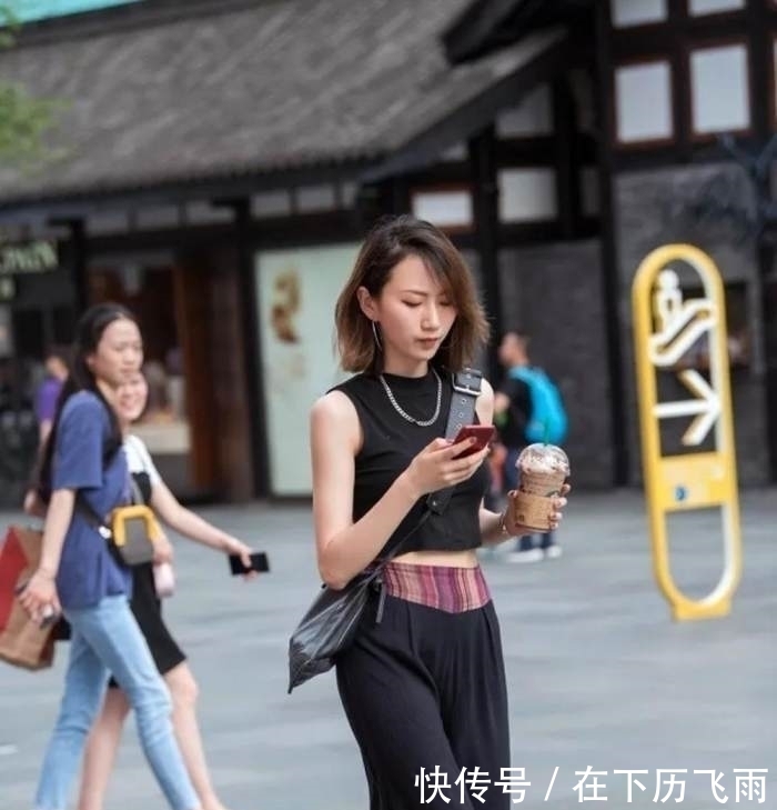  『美女』迷人靓丽的美女街拍：简约不简单的美女，吸引无数目光