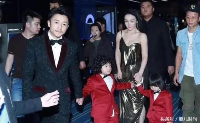 冉莹颖真疯狂!衬衫有扣子不系非要内衣外露,网友:一般人不敢穿