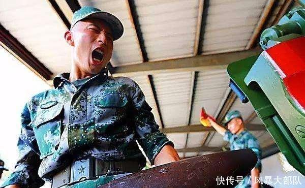 实战中,解放军为什么要将迷彩服“翻领” 作用比你想象的还要大